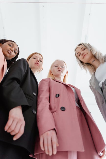 Planificarea zilei cu un calendar și notițe colorate