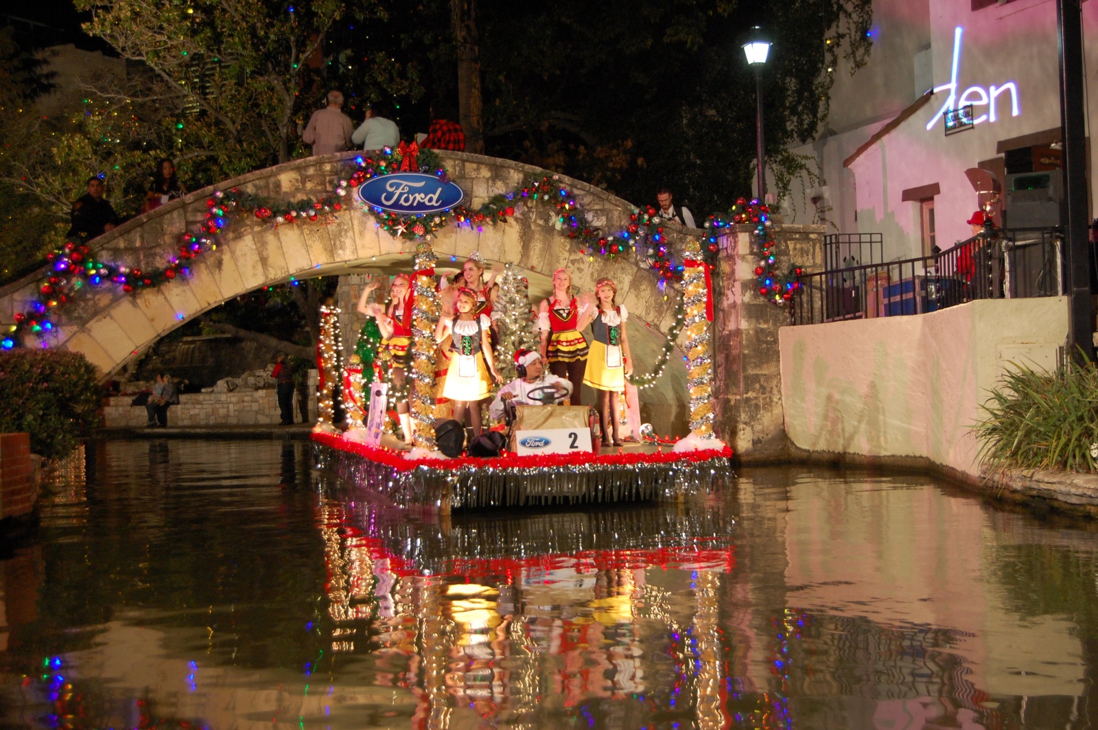 2023 Holiday River Parade UhtzA7.tmp